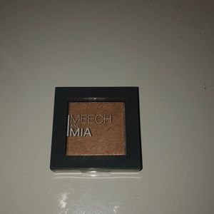 meechnmia presses eyeshadow